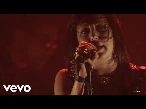 Phantogram - Howlin At The Moon (Vevo LIFT Live)