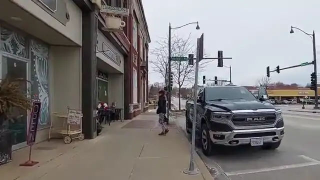 Hello 911, I want you to send a cop because I dont like the 1st amendment.